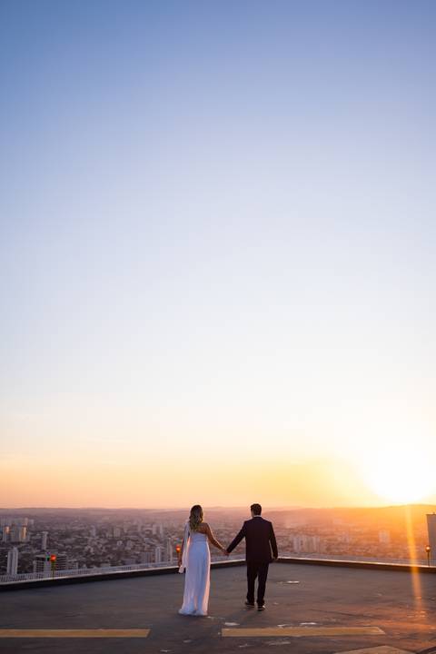 casamento clássico, fotos de casamento ao pôr do sol, ensaio fotográfico em restaurante, arco cromado no altar, fotos noturnas, casamento externo, fotografia de casamento, fotos de noivos.

'