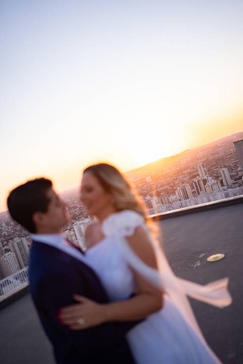casamento clássico, fotos de casamento ao pôr do sol, ensaio fotográfico em restaurante, arco cromado no altar, fotos noturnas, casamento externo, fotografia de casamento, fotos de noivos.

'