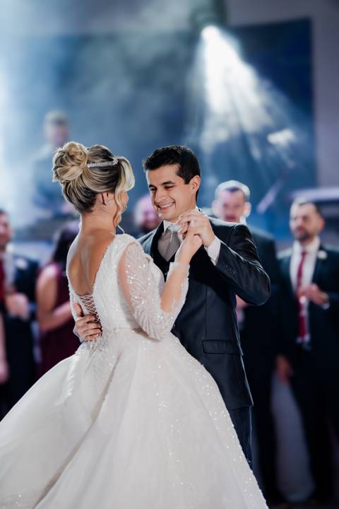 casamento clássico, fotos de casamento ao pôr do sol, ensaio fotográfico em restaurante, arco cromado no altar, fotos noturnas, casamento externo, fotografia de casamento, fotos de noivos.

'