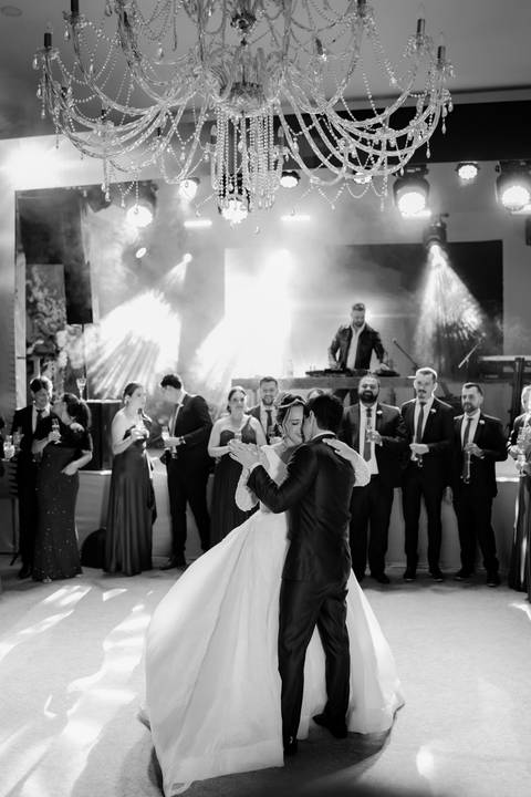 casamento clássico, fotos de casamento ao pôr do sol, ensaio fotográfico em restaurante, arco cromado no altar, fotos noturnas, casamento externo, fotografia de casamento, fotos de noivos.

'