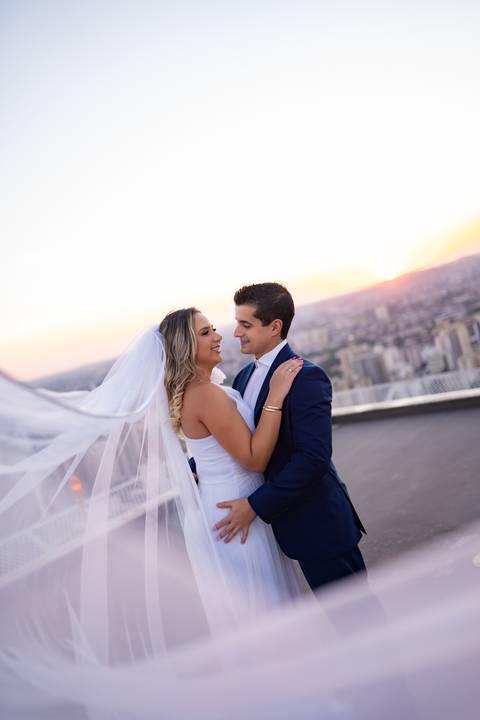 casamento clássico, fotos de casamento ao pôr do sol, ensaio fotográfico em restaurante, arco cromado no altar, fotos noturnas, casamento externo, fotografia de casamento, fotos de noivos.

'