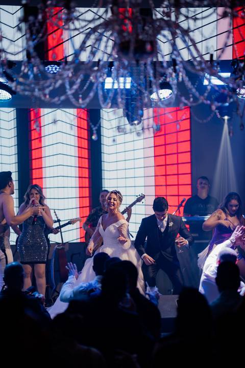 casamento clássico, fotos de casamento ao pôr do sol, ensaio fotográfico em restaurante, arco cromado no altar, fotos noturnas, casamento externo, fotografia de casamento, fotos de noivos.

'