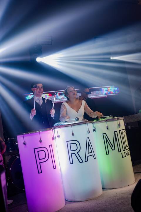 casamento clássico, fotos de casamento ao pôr do sol, ensaio fotográfico em restaurante, arco cromado no altar, fotos noturnas, casamento externo, fotografia de casamento, fotos de noivos.

'