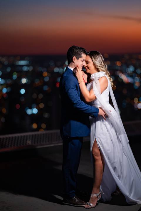 casamento clássico, fotos de casamento ao pôr do sol, ensaio fotográfico em restaurante, arco cromado no altar, fotos noturnas, casamento externo, fotografia de casamento, fotos de noivos.

'
