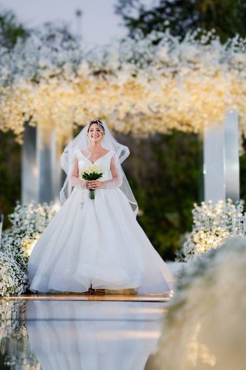 casamento clássico, fotos de casamento ao pôr do sol, ensaio fotográfico em restaurante, arco cromado no altar, fotos noturnas, casamento externo, fotografia de casamento, fotos de noivos.

v'