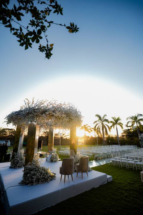 casamento clássico, fotos de casamento ao pôr do sol, ensaio fotográfico em restaurante, arco cromado no altar, fotos noturnas, casamento externo, fotografia de casamento, fotos de noivos.

'