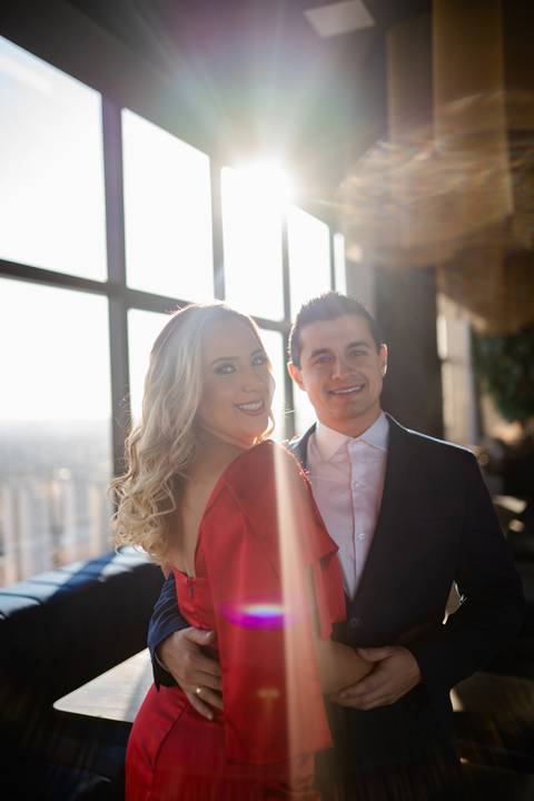 casamento clássico, fotos de casamento ao pôr do sol, ensaio fotográfico em restaurante, arco cromado no altar, fotos noturnas, casamento externo, fotografia de casamento, fotos de noivos.

'