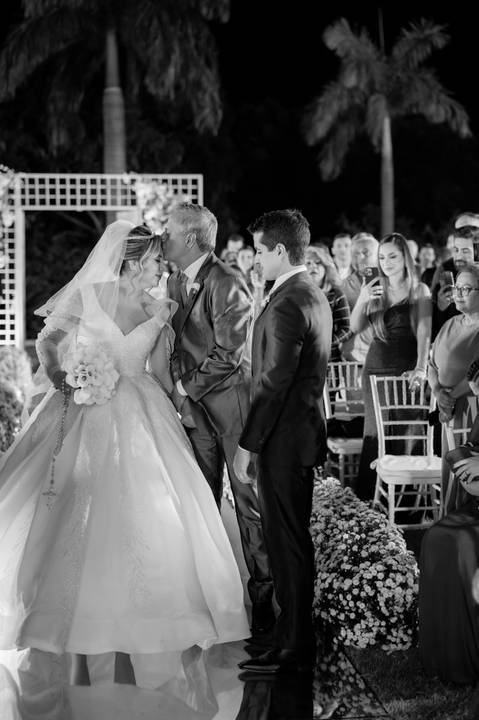 casamento clássico, fotos de casamento ao pôr do sol, ensaio fotográfico em restaurante, arco cromado no altar, fotos noturnas, casamento externo, fotografia de casamento, fotos de noivos.

'