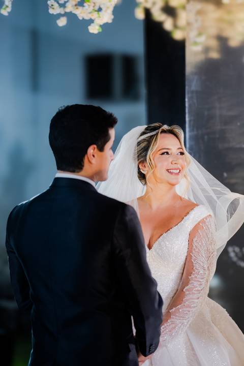 casamento clássico, fotos de casamento ao pôr do sol, ensaio fotográfico em restaurante, arco cromado no altar, fotos noturnas, casamento externo, fotografia de casamento, fotos de noivos.

'