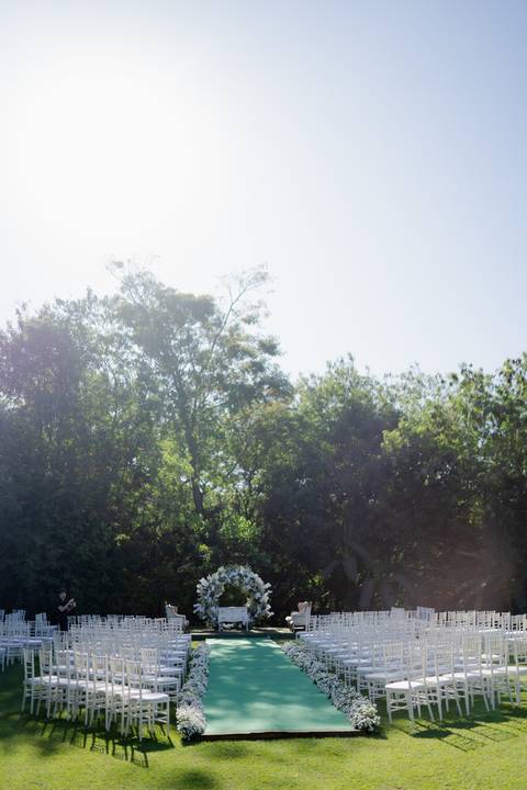 casamento ao ar livre, fotos urbanas, ensaio fotográfico Goiânia, fotografia de casamento, vídeo de casamento, cerimônia no campo, Pátio do TRT, Aldeia das Flores, fotos de casal urbano.

'