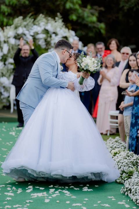 casamento ao ar livre, fotos urbanas, ensaio fotográfico Goiânia, fotografia de casamento, vídeo de casamento, cerimônia no campo, Pátio do TRT, Aldeia das Flores, fotos de casal urbano.

'