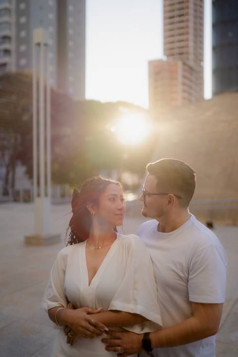 casamento ao ar livre, fotos urbanas, ensaio fotográfico Goiânia, fotografia de casamento, vídeo de casamento, cerimônia no campo, Pátio do TRT, Aldeia das Flores, fotos de casal urbano.

'