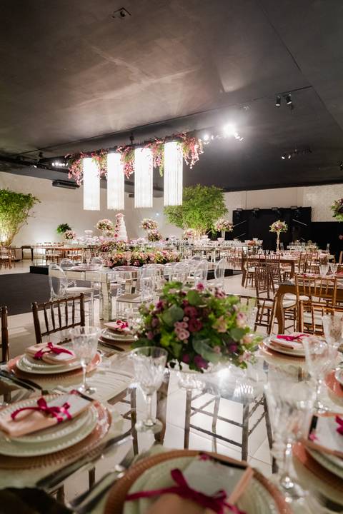 Ensaio fotográfico de 15 anos da Júlia, realizado no estúdio e no heliponto do Orion ao pôr do sol e à noite. Imagens deslumbrantes e festa emocionante, capturando cada detalhe e brilho deste momento único.'