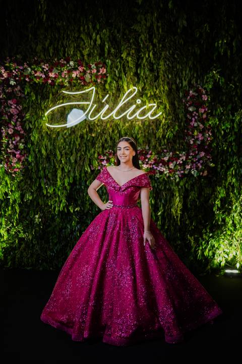 Ensaio fotográfico de 15 anos da Júlia, realizado no estúdio e no heliponto do Orion ao pôr do sol e à noite. Imagens deslumbrantes e festa emocionante, capturando cada detalhe e brilho deste momento único.'