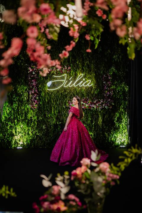 Ensaio fotográfico de 15 anos da Júlia, realizado no estúdio e no heliponto do Orion ao pôr do sol e à noite. Imagens deslumbrantes e festa emocionante, capturando cada detalhe e brilho deste momento único.'