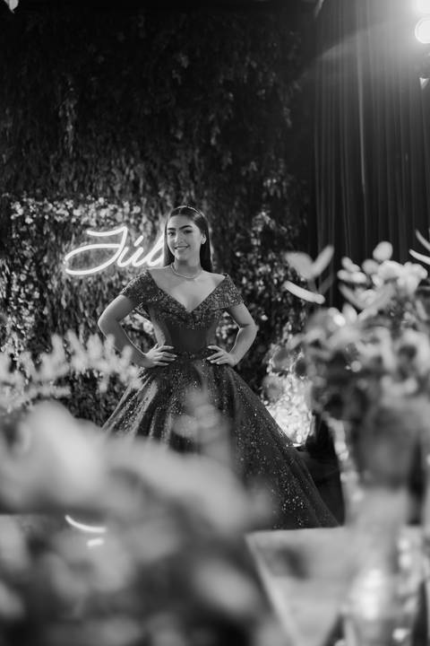 Ensaio fotográfico de 15 anos da Júlia, realizado no estúdio e no heliponto do Orion ao pôr do sol e à noite. Imagens deslumbrantes e festa emocionante, capturando cada detalhe e brilho deste momento único.'