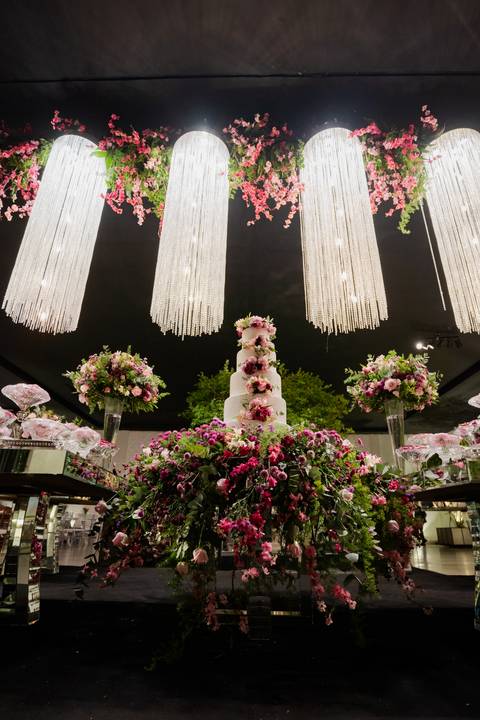 Ensaio fotográfico de 15 anos da Júlia, realizado no estúdio e no heliponto do Orion ao pôr do sol e à noite. Imagens deslumbrantes e festa emocionante, capturando cada detalhe e brilho deste momento único.'