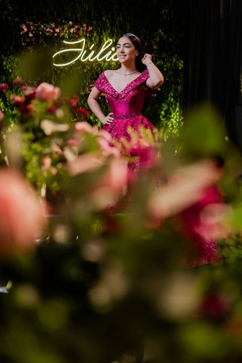 Ensaio fotográfico de 15 anos da Júlia, realizado no estúdio e no heliponto do Orion ao pôr do sol e à noite. Imagens deslumbrantes e festa emocionante, capturando cada detalhe e brilho deste momento único.'