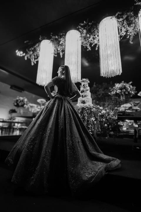 Ensaio fotográfico de 15 anos da Júlia, realizado no estúdio e no heliponto do Orion ao pôr do sol e à noite. Imagens deslumbrantes e festa emocionante, capturando cada detalhe e brilho deste momento único.'