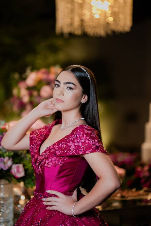 Ensaio fotográfico de 15 anos da Júlia, realizado no estúdio e no heliponto do Orion ao pôr do sol e à noite. Imagens deslumbrantes e festa emocionante, capturando cada detalhe e brilho deste momento único.'