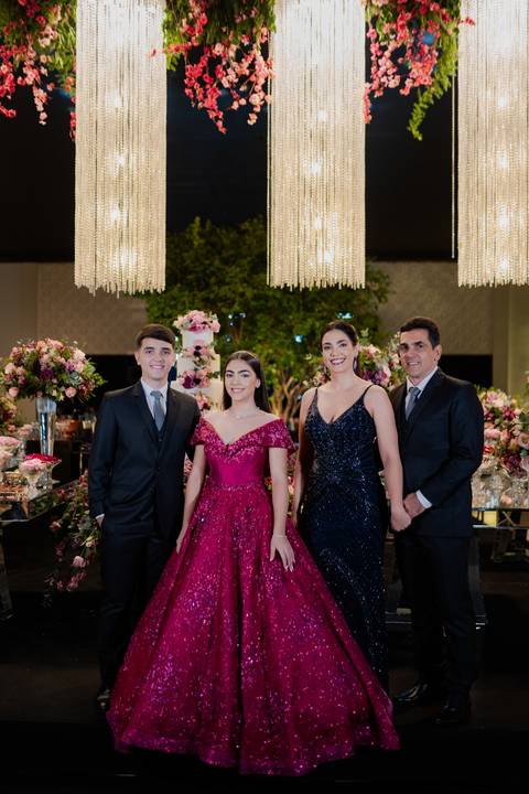 Ensaio fotográfico de 15 anos da Júlia, realizado no estúdio e no heliponto do Orion ao pôr do sol e à noite. Imagens deslumbrantes e festa emocionante, capturando cada detalhe e brilho deste momento único.'