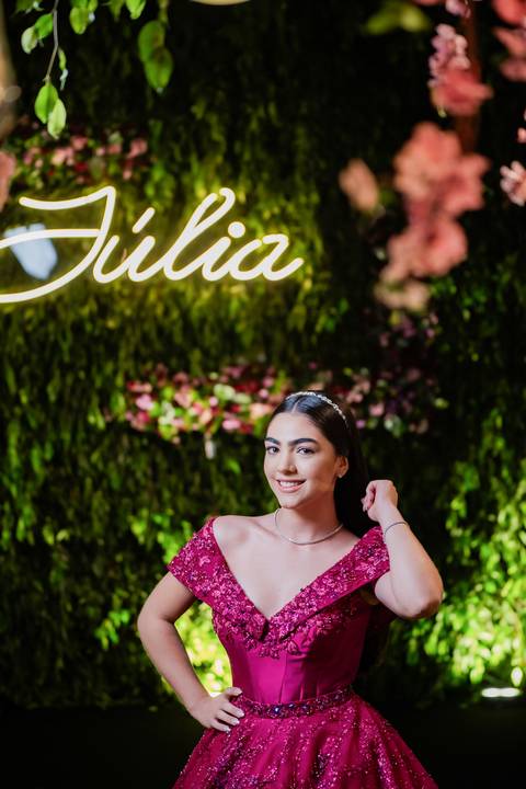 Ensaio fotográfico de 15 anos da Júlia, realizado no estúdio e no heliponto do Orion ao pôr do sol e à noite. Imagens deslumbrantes e festa emocionante, capturando cada detalhe e brilho deste momento único.'