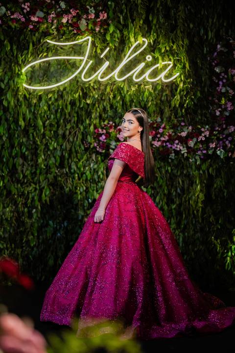 Ensaio fotográfico de 15 anos da Júlia, realizado no estúdio e no heliponto do Orion ao pôr do sol e à noite. Imagens deslumbrantes e festa emocionante, capturando cada detalhe e brilho deste momento único.'