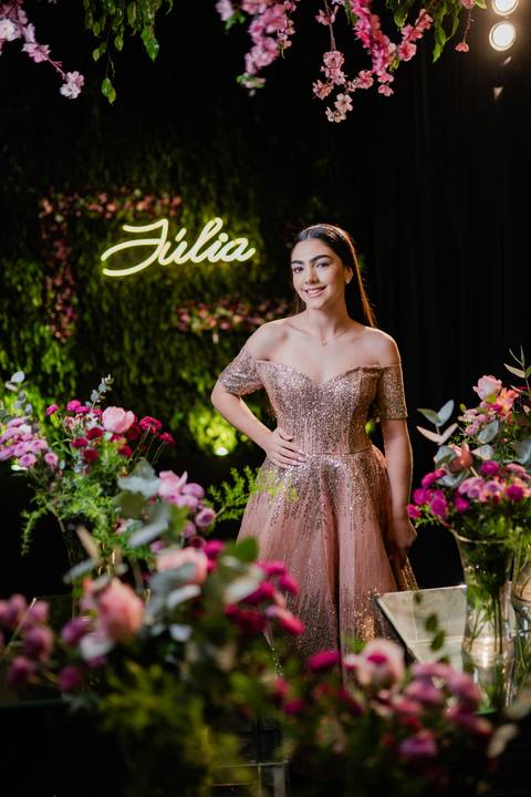 Ensaio fotográfico de 15 anos da Júlia, realizado no estúdio e no heliponto do Orion ao pôr do sol e à noite. Imagens deslumbrantes e festa emocionante, capturando cada detalhe e brilho deste momento único.'