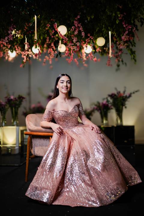 Ensaio fotográfico de 15 anos da Júlia, realizado no estúdio e no heliponto do Orion ao pôr do sol e à noite. Imagens deslumbrantes e festa emocionante, capturando cada detalhe e brilho deste momento único.'