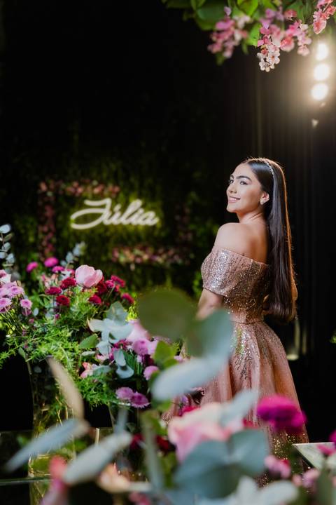 Ensaio fotográfico de 15 anos da Júlia, realizado no estúdio e no heliponto do Orion ao pôr do sol e à noite. Imagens deslumbrantes e festa emocionante, capturando cada detalhe e brilho deste momento único.'