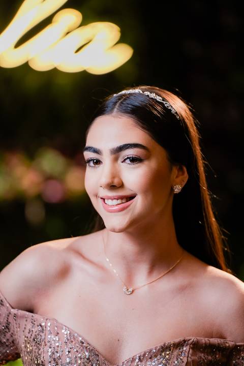 Ensaio fotográfico de 15 anos da Júlia, realizado no estúdio e no heliponto do Orion ao pôr do sol e à noite. Imagens deslumbrantes e festa emocionante, capturando cada detalhe e brilho deste momento único.'