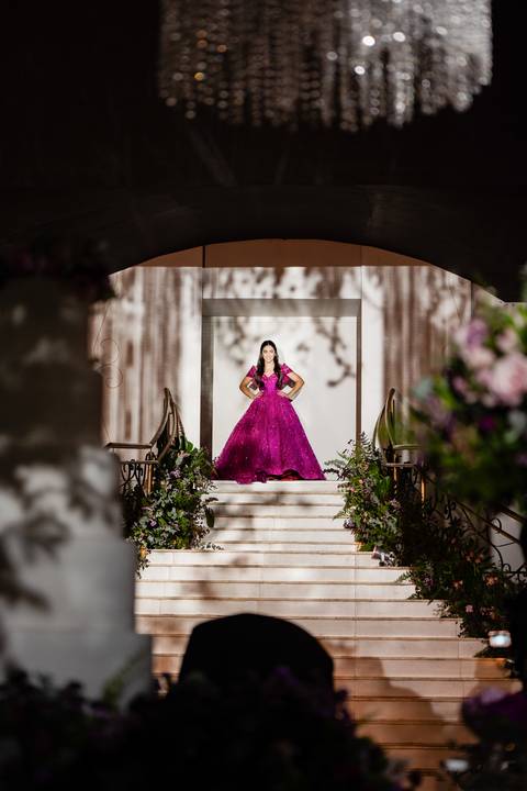 Ensaio fotográfico de 15 anos da Júlia, realizado no estúdio e no heliponto do Orion ao pôr do sol e à noite. Imagens deslumbrantes e festa emocionante, capturando cada detalhe e brilho deste momento único.'