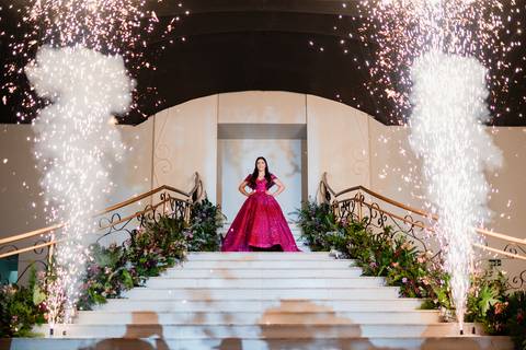 Ensaio fotográfico de 15 anos da Júlia, realizado no estúdio e no heliponto do Orion ao pôr do sol e à noite. Imagens deslumbrantes e festa emocionante, capturando cada detalhe e brilho deste momento único.'
