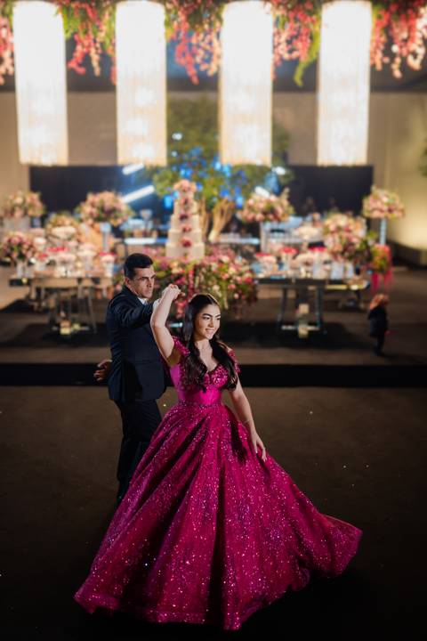 Ensaio fotográfico de 15 anos da Júlia, realizado no estúdio e no heliponto do Orion ao pôr do sol e à noite. Imagens deslumbrantes e festa emocionante, capturando cada detalhe e brilho deste momento único.'