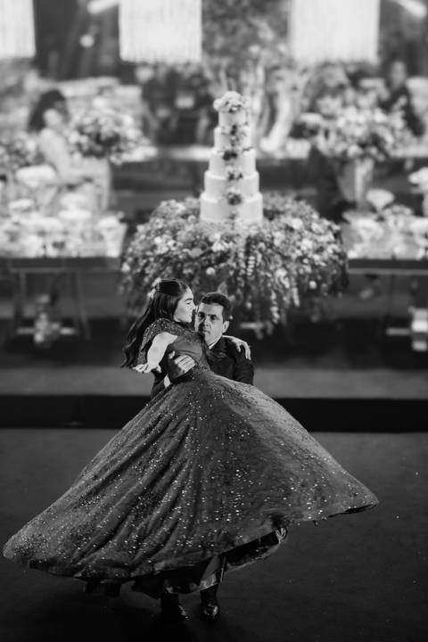 Ensaio fotográfico de 15 anos da Júlia, realizado no estúdio e no heliponto do Orion ao pôr do sol e à noite. Imagens deslumbrantes e festa emocionante, capturando cada detalhe e brilho deste momento único.'