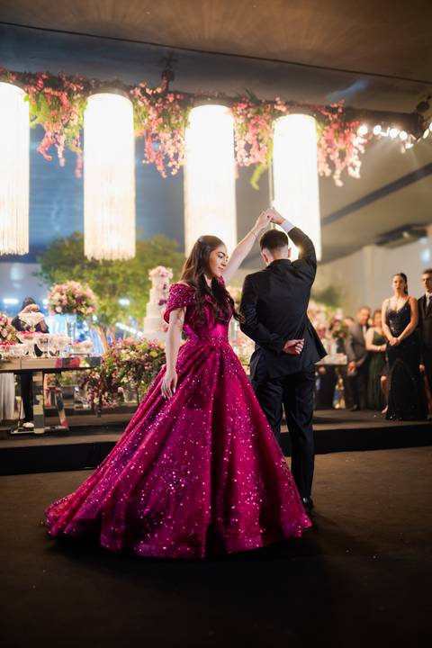 Ensaio fotográfico de 15 anos da Júlia, realizado no estúdio e no heliponto do Orion ao pôr do sol e à noite. Imagens deslumbrantes e festa emocionante, capturando cada detalhe e brilho deste momento único.'