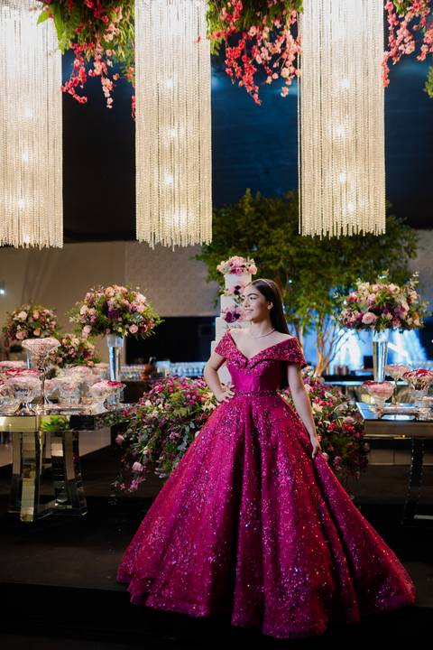 Ensaio fotográfico de 15 anos da Júlia, realizado no estúdio e no heliponto do Orion ao pôr do sol e à noite. Imagens deslumbrantes e festa emocionante, capturando cada detalhe e brilho deste momento único.'
