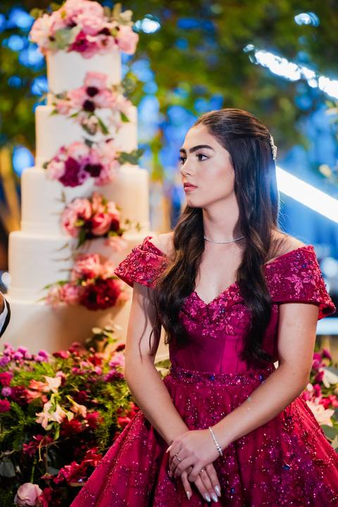 Ensaio fotográfico de 15 anos da Júlia, realizado no estúdio e no heliponto do Orion ao pôr do sol e à noite. Imagens deslumbrantes e festa emocionante, capturando cada detalhe e brilho deste momento único.'