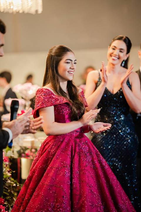 Ensaio fotográfico de 15 anos da Júlia, realizado no estúdio e no heliponto do Orion ao pôr do sol e à noite. Imagens deslumbrantes e festa emocionante, capturando cada detalhe e brilho deste momento único.'