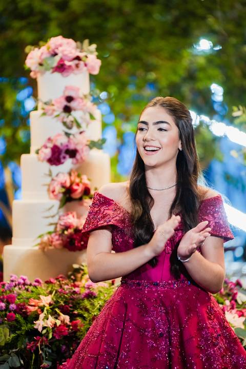 Ensaio fotográfico de 15 anos da Júlia, realizado no estúdio e no heliponto do Orion ao pôr do sol e à noite. Imagens deslumbrantes e festa emocionante, capturando cada detalhe e brilho deste momento único.'