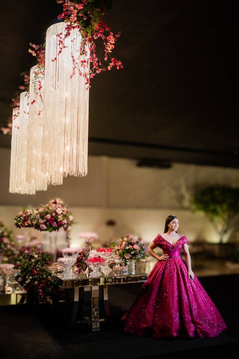 Ensaio fotográfico de 15 anos da Júlia, realizado no estúdio e no heliponto do Orion ao pôr do sol e à noite. Imagens deslumbrantes e festa emocionante, capturando cada detalhe e brilho deste momento único.'