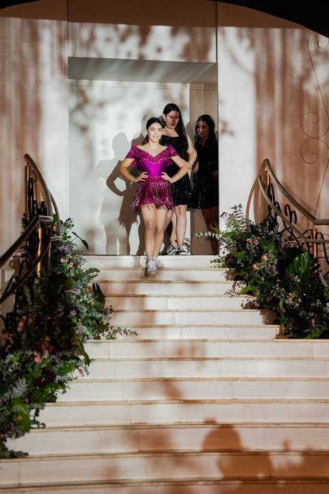 Ensaio fotográfico de 15 anos da Júlia, realizado no estúdio e no heliponto do Orion ao pôr do sol e à noite. Imagens deslumbrantes e festa emocionante, capturando cada detalhe e brilho deste momento único.'