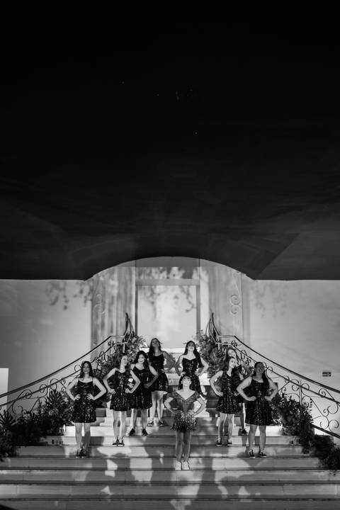 Ensaio fotográfico de 15 anos da Júlia, realizado no estúdio e no heliponto do Orion ao pôr do sol e à noite. Imagens deslumbrantes e festa emocionante, capturando cada detalhe e brilho deste momento único.'