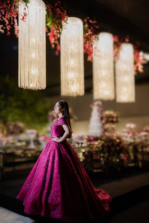 Ensaio fotográfico de 15 anos da Júlia, realizado no estúdio e no heliponto do Orion ao pôr do sol e à noite. Imagens deslumbrantes e festa emocionante, capturando cada detalhe e brilho deste momento único.'