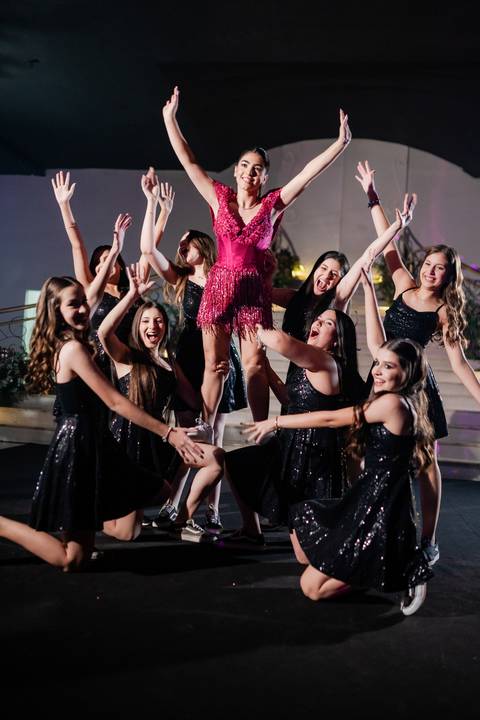 Ensaio fotográfico de 15 anos da Júlia, realizado no estúdio e no heliponto do Orion ao pôr do sol e à noite. Imagens deslumbrantes e festa emocionante, capturando cada detalhe e brilho deste momento único.'