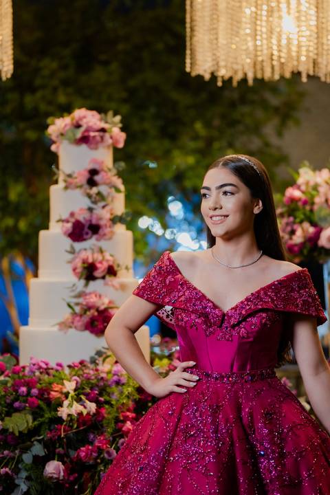 Ensaio fotográfico de 15 anos da Júlia, realizado no estúdio e no heliponto do Orion ao pôr do sol e à noite. Imagens deslumbrantes e festa emocionante, capturando cada detalhe e brilho deste momento único.'