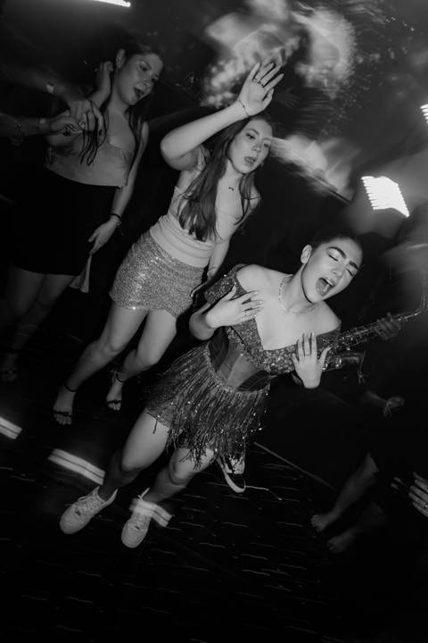 Ensaio fotográfico de 15 anos da Júlia, realizado no estúdio e no heliponto do Orion ao pôr do sol e à noite. Imagens deslumbrantes e festa emocionante, capturando cada detalhe e brilho deste momento único.'