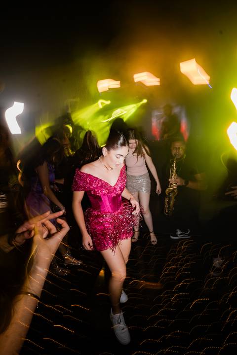 Ensaio fotográfico de 15 anos da Júlia, realizado no estúdio e no heliponto do Orion ao pôr do sol e à noite. Imagens deslumbrantes e festa emocionante, capturando cada detalhe e brilho deste momento único.'