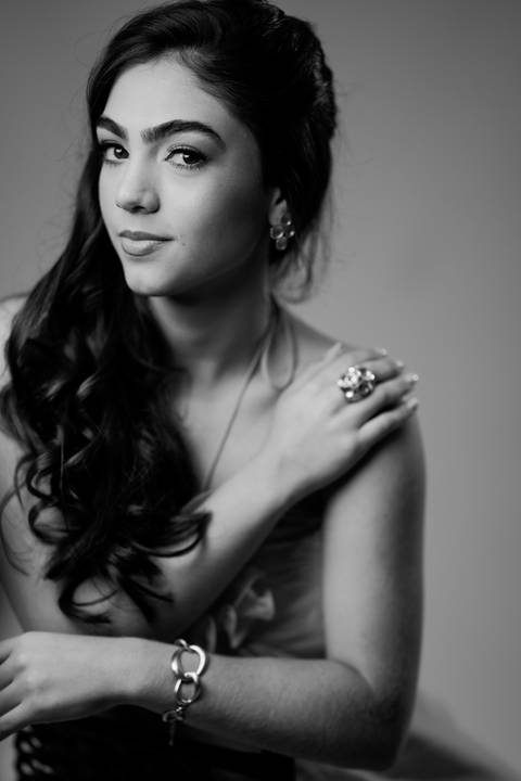 Ensaio fotográfico de 15 anos da Júlia, realizado no estúdio e no heliponto do Orion ao pôr do sol e à noite. Imagens deslumbrantes e festa emocionante, capturando cada detalhe e brilho deste momento único.'