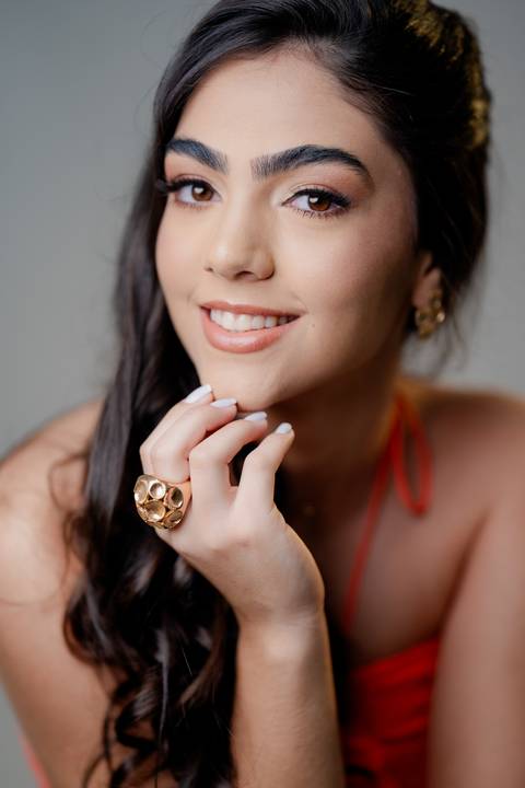 Ensaio fotográfico de 15 anos da Júlia, realizado no estúdio e no heliponto do Orion ao pôr do sol e à noite. Imagens deslumbrantes e festa emocionante, capturando cada detalhe e brilho deste momento único.'